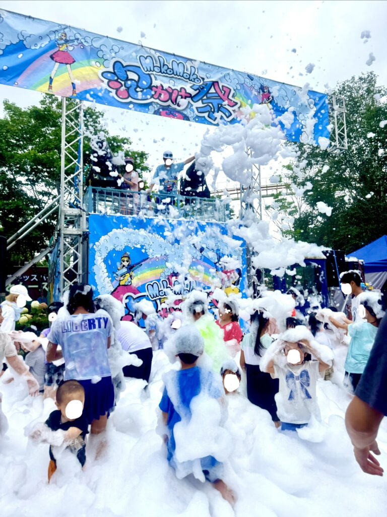 ルスツリゾートもこもこ泡かけ祭りで大量の泡を楽しむ子どもたち