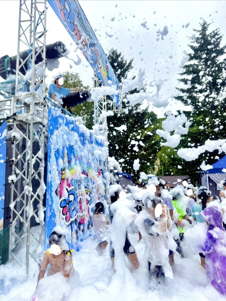 ルスツリゾートもこもこ泡かけ祭りで大量の泡を楽しむ子どもたち