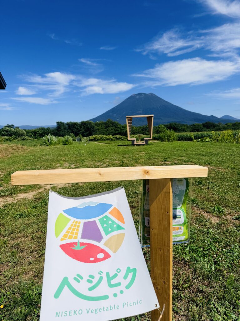 ベジピク2026の案内看板と羊蹄山を望む絶景テラス