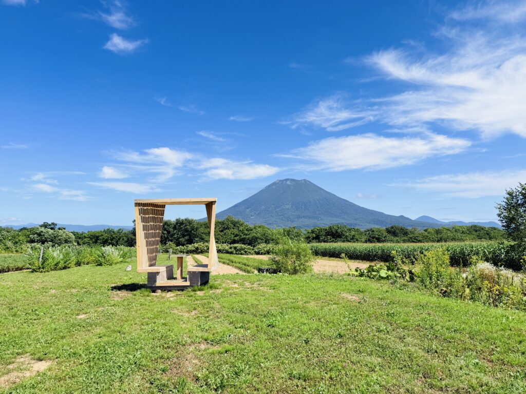 ニセコ ベジピク2026のテラスから羊蹄山を望むニセコ蒸溜所第二貯蔵庫