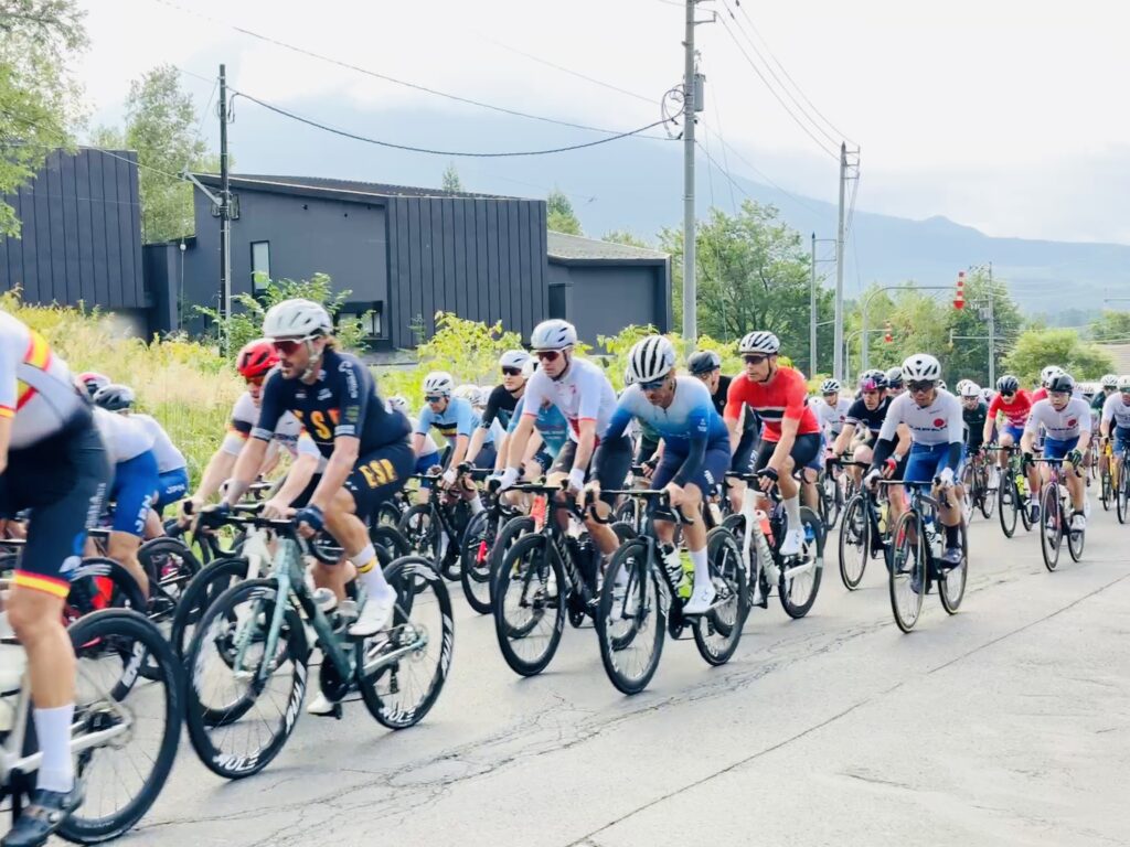 UCIグランフォンド世界選手権ニセコで羊蹄山を背景に走る選手