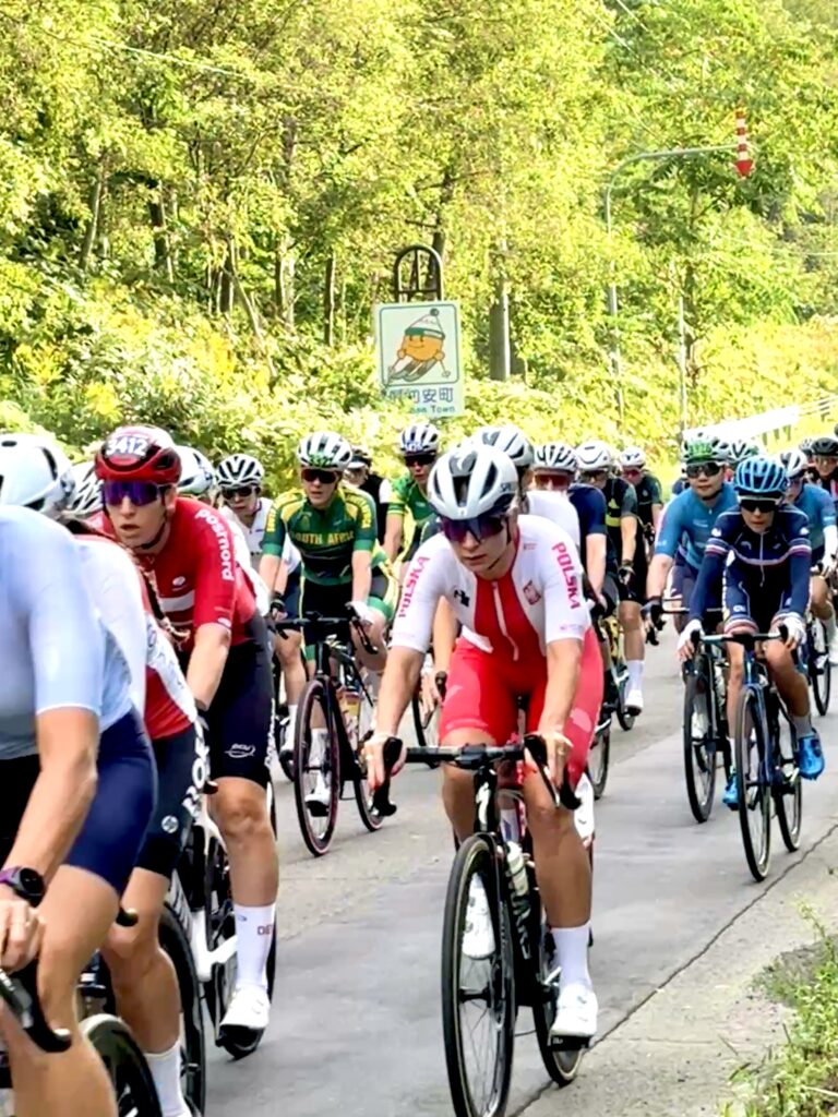 ニセコ曽我を集団で走るUCIグランフォンド世界選手権の選手