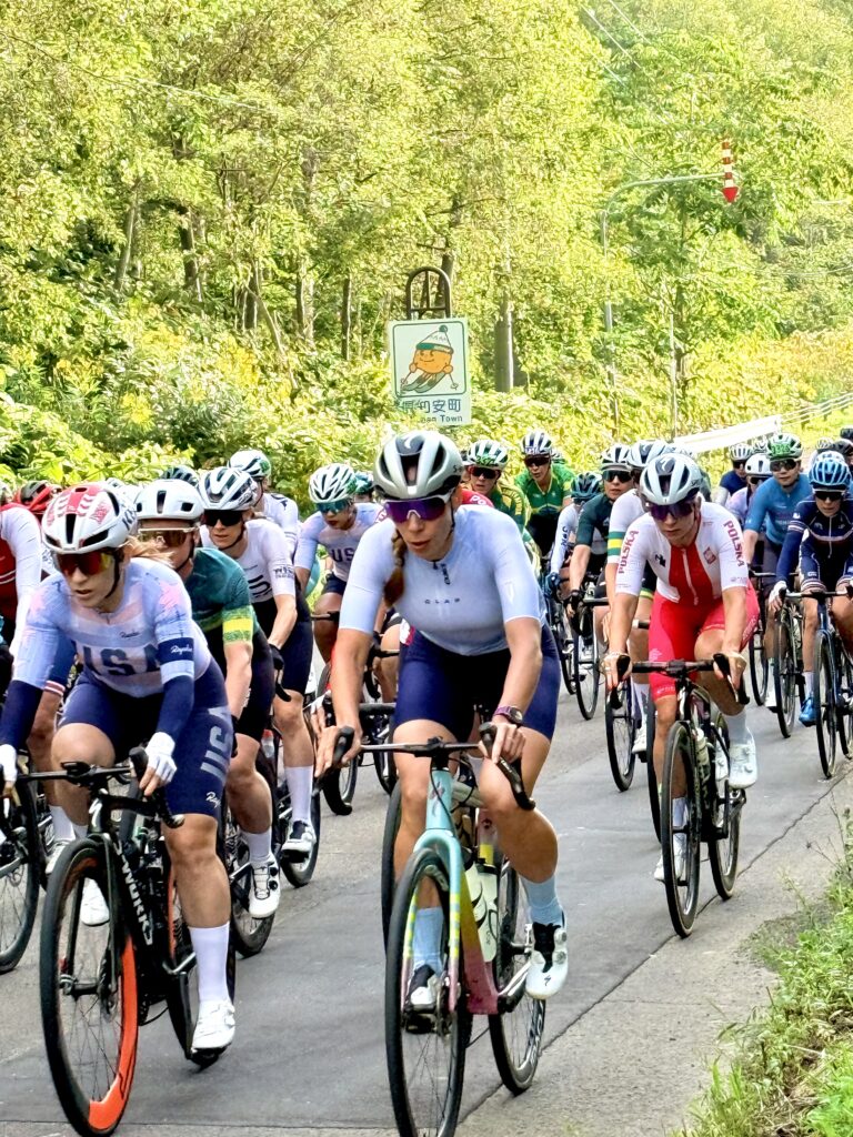 ニセコ曽我の倶知安町境界付近を走るUCIグランフォンド世界選手権の選手