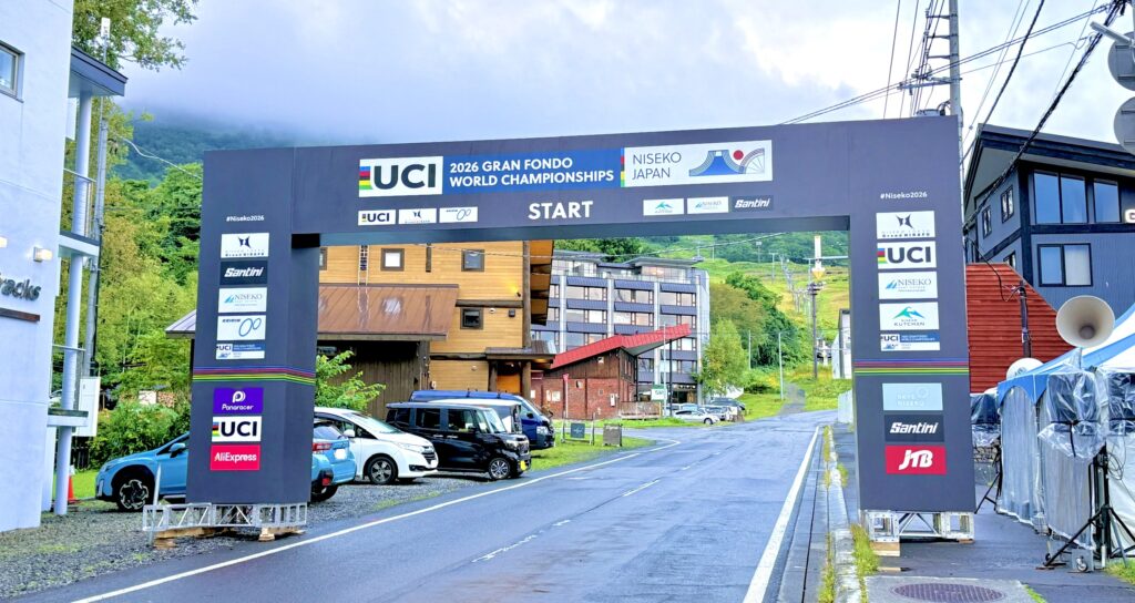 ひらふゴンドラ坂に設置されたUCIグランフォンド世界選手権の大会ゲート