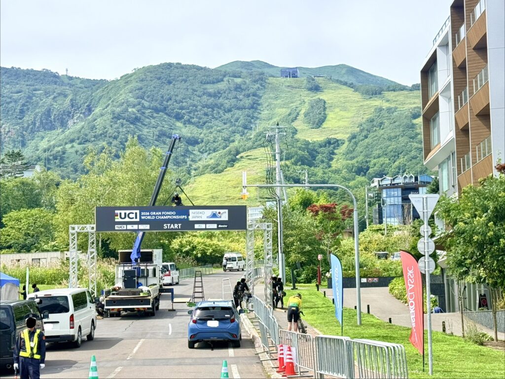 ニセコ東急グラン・ヒラフ周辺のUCIグランフォンド世界選手権STARTゲート