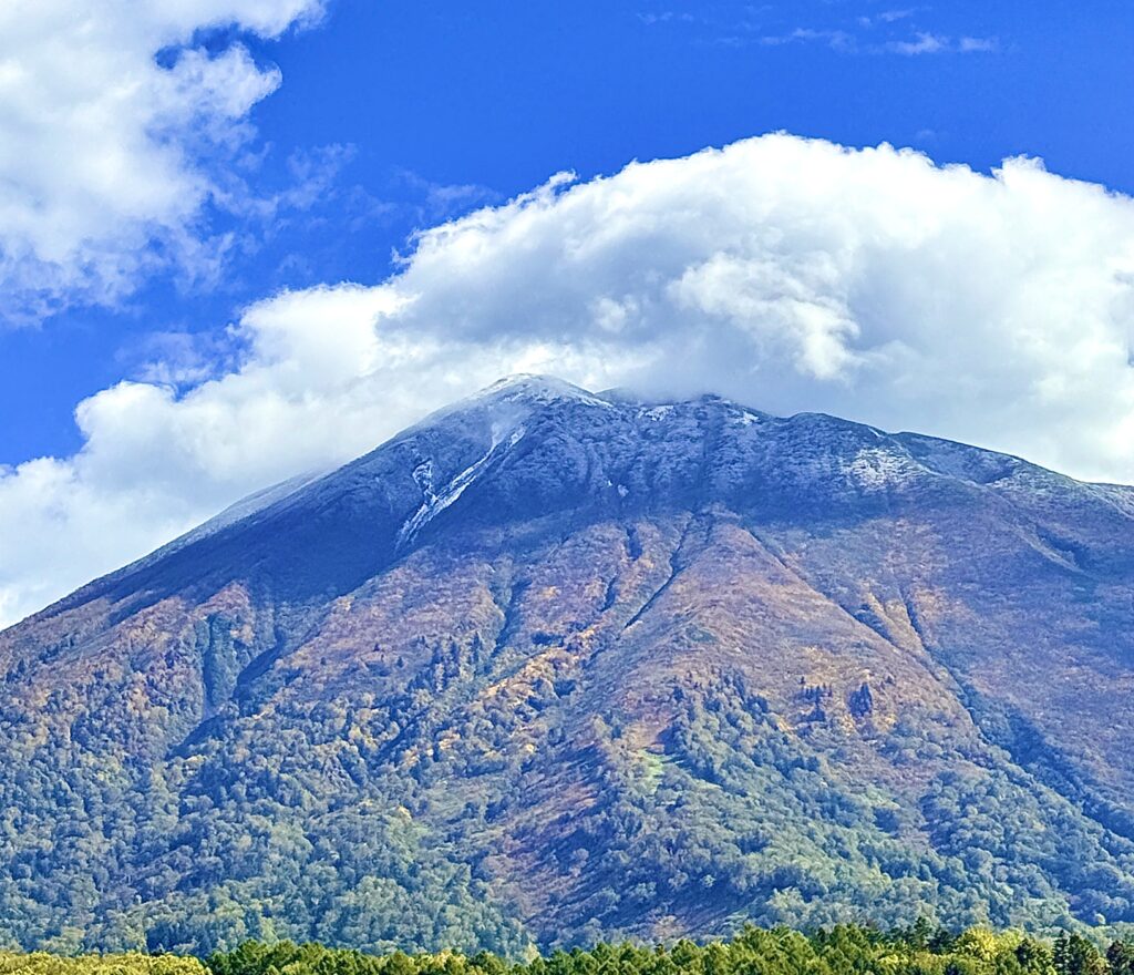 2026年10月2日に山頂付近が白くなった羊蹄山