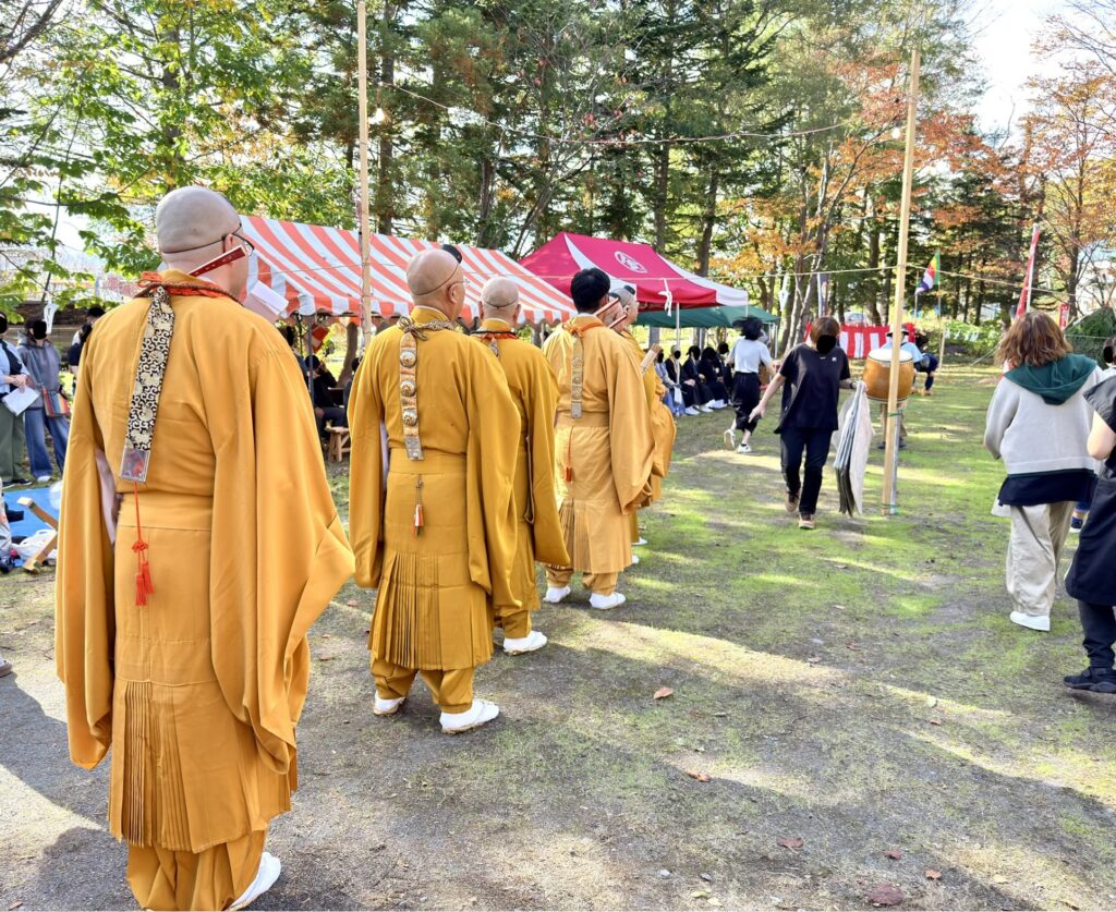 倶知安町の金毘羅寺秋季例大祭で黄色い法衣をまとって並ぶ僧侶たち