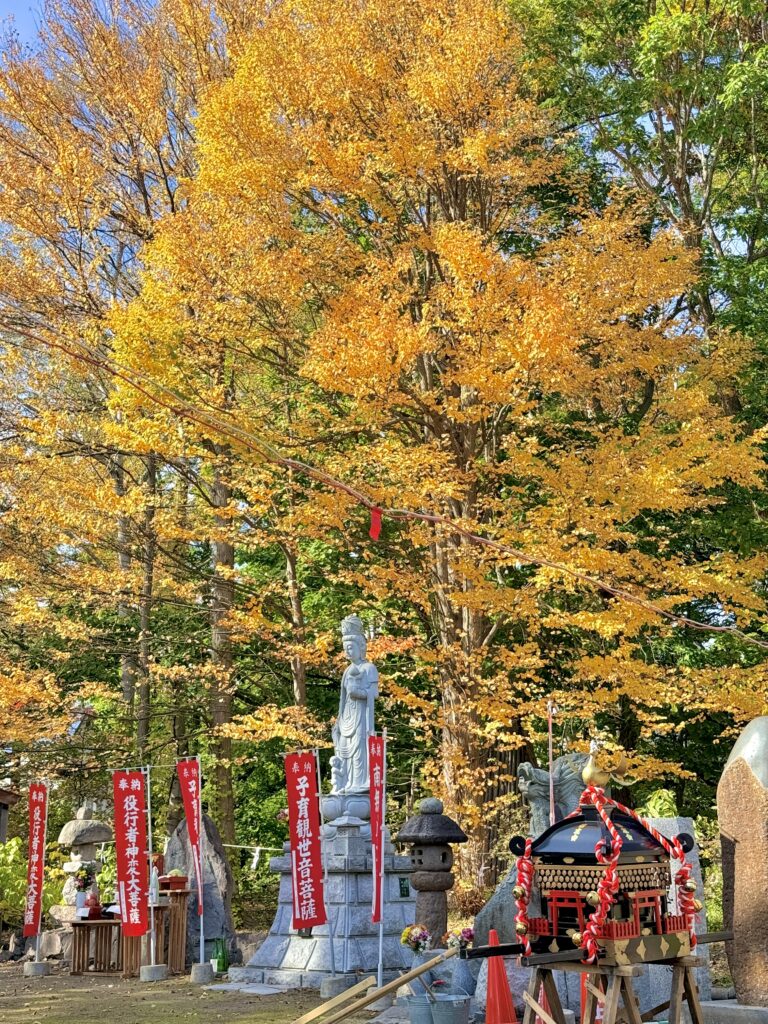 紅葉に囲まれた倶知安町の金毘羅寺境内と秋季例大祭