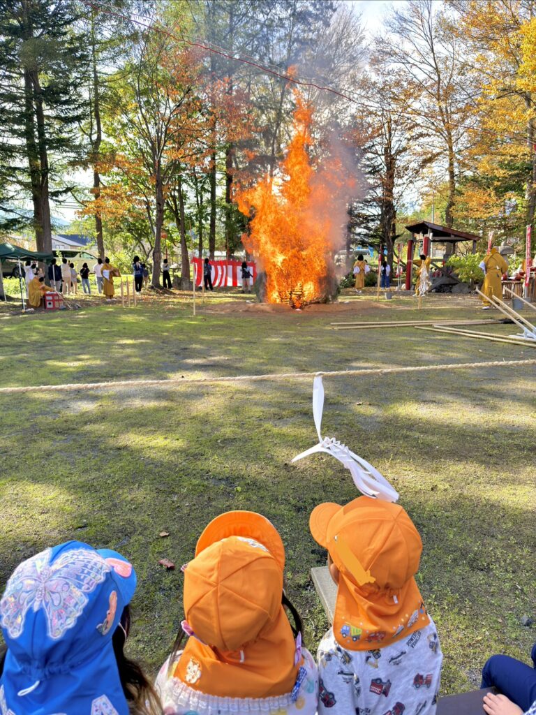 倶知安町の金毘羅寺で燃え上がる火渡りの炎を見守る子どもたち