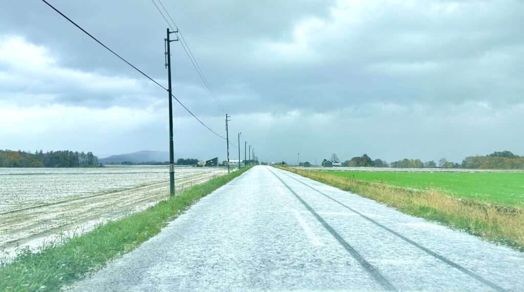 2026年10月22日に雪で白くなったニセコ周辺の農道と畑