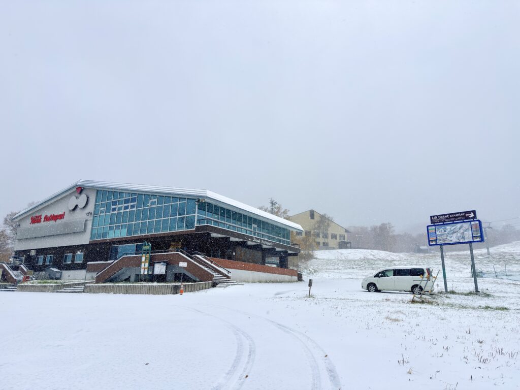 2026年10月28日、雪が積もったニセコアンヌプリ国際スキー場の山麓駅舎とゲレンデ
