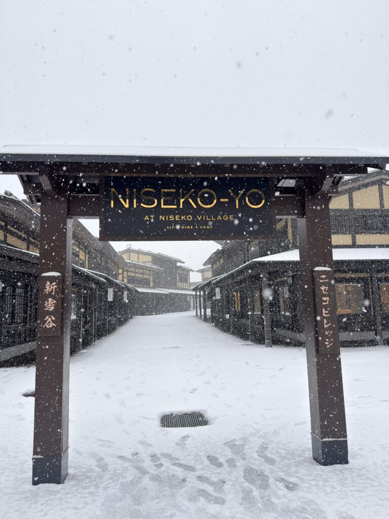 ニセコビレッジのNISEKO-YOで雪に包まれた門