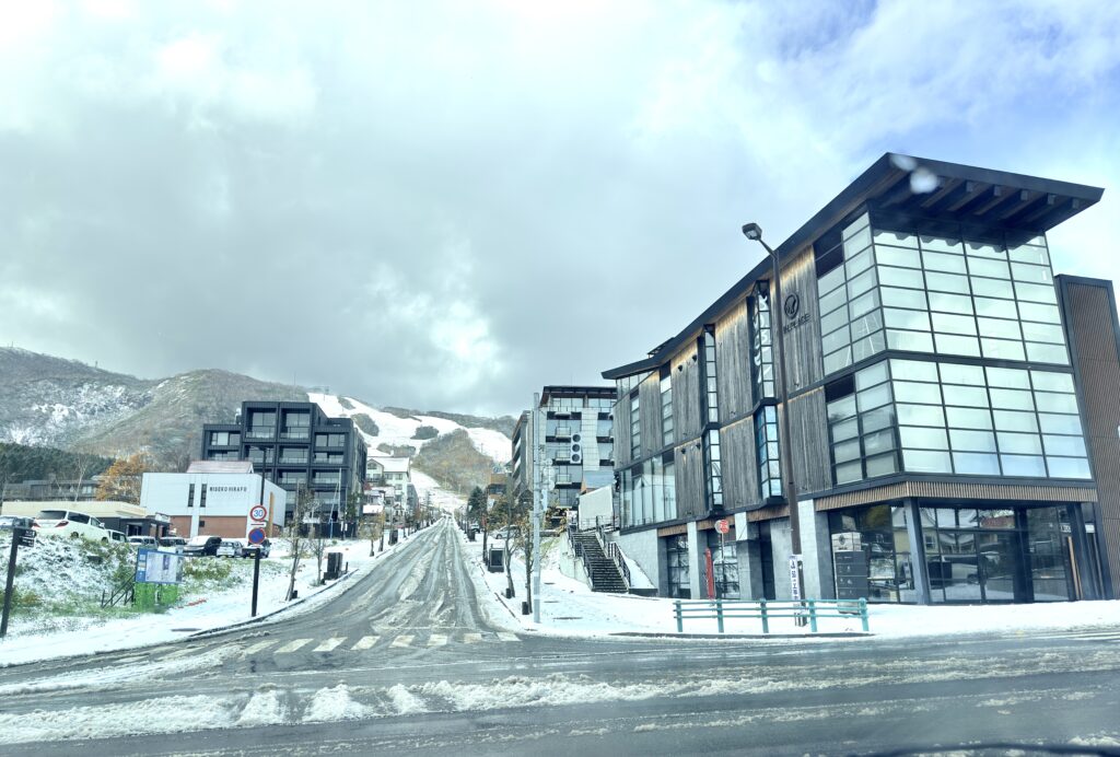 10月28日のニセコひらふ坂で雪が積もった道路とグラン・ヒラフ周辺の街並み