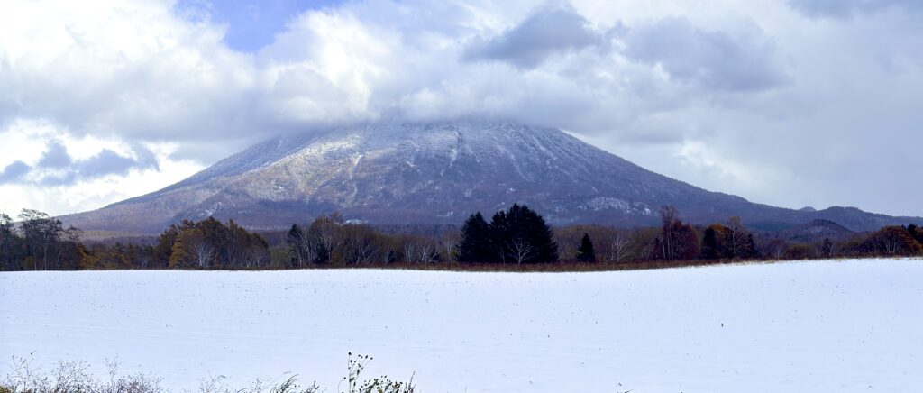 2026年10月28日、雪化粧した羊蹄山と麓に広がる白い雪原